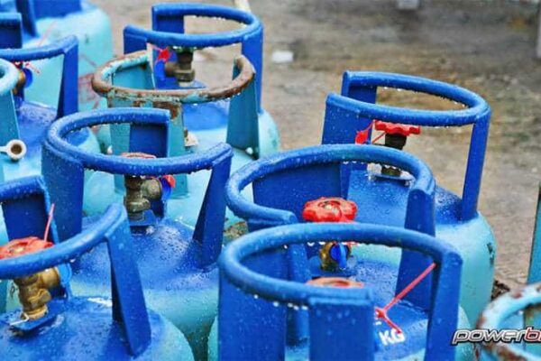 how many gallons does a 100 lb propane tank hold